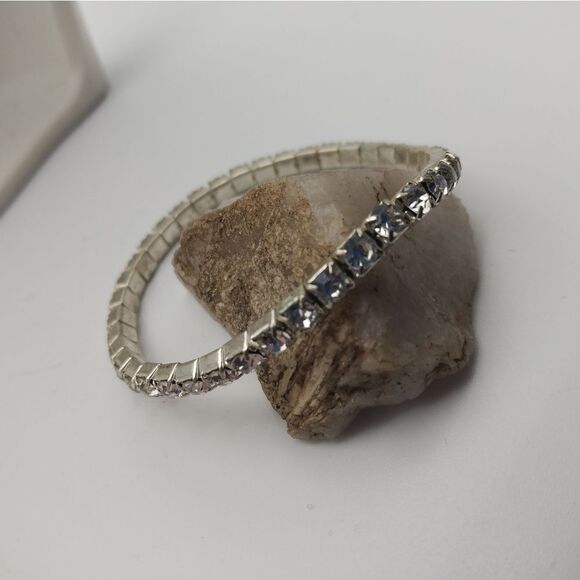 Sparkling lustrous crystal stretch bracelet - Picture 3 of 3